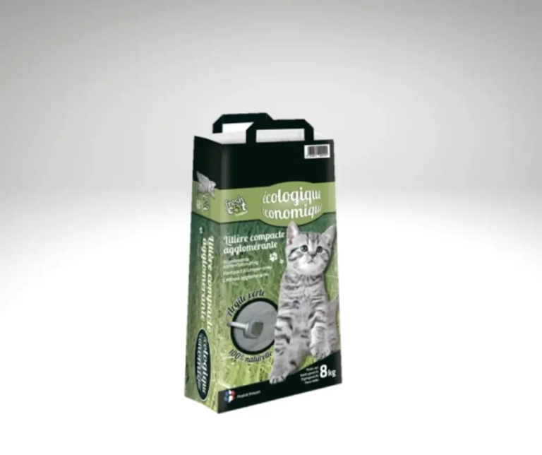 Ein Sack mit grünem Tonstreu, von vorne gesehen.