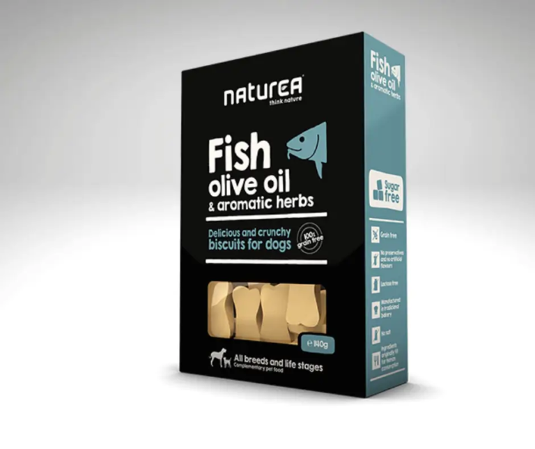 Eine Schachtel mit Fisch- und Kräuterkeksen für Hunde, von vorne abgebildet.