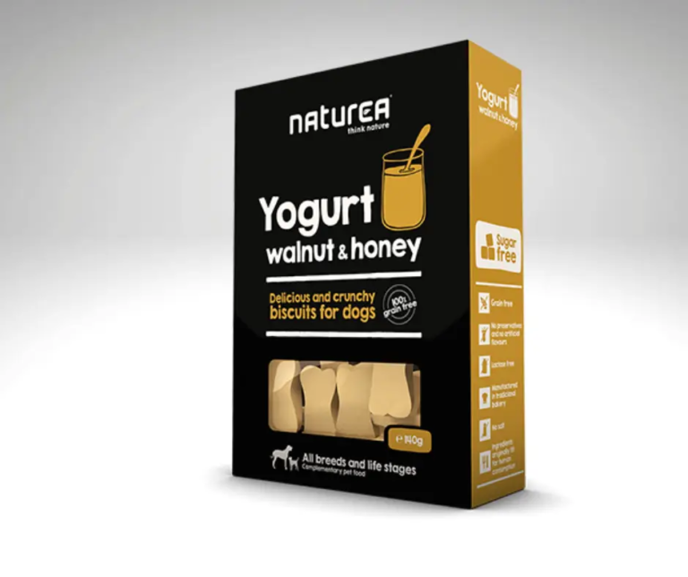 Eine Schachtel mit Joghurt-, Nuss- und Honigkeksen für Hunde, von vorne abgebildet.