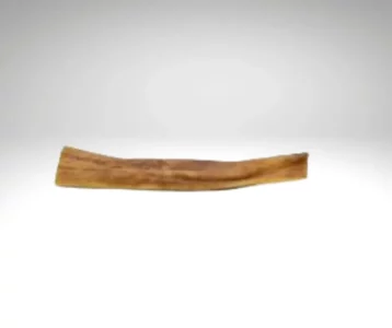 Peau de chameau séchée de 30 cm posée sur un fond gris clair.