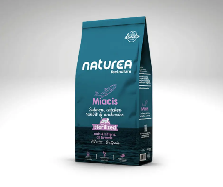 Sac de croquettes Naturea Miacis pour chat, posé sur un fond gris clair.