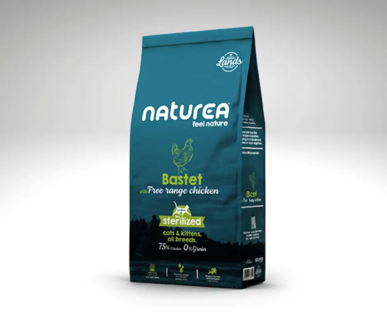 Sac de croquettes Naturea Bastet pour chat, posé sur un fond gris clair.