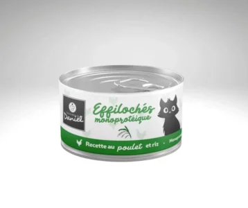 Boîte de pâtée Effilochées poulet et riz pour chat, posée sur fond clair.