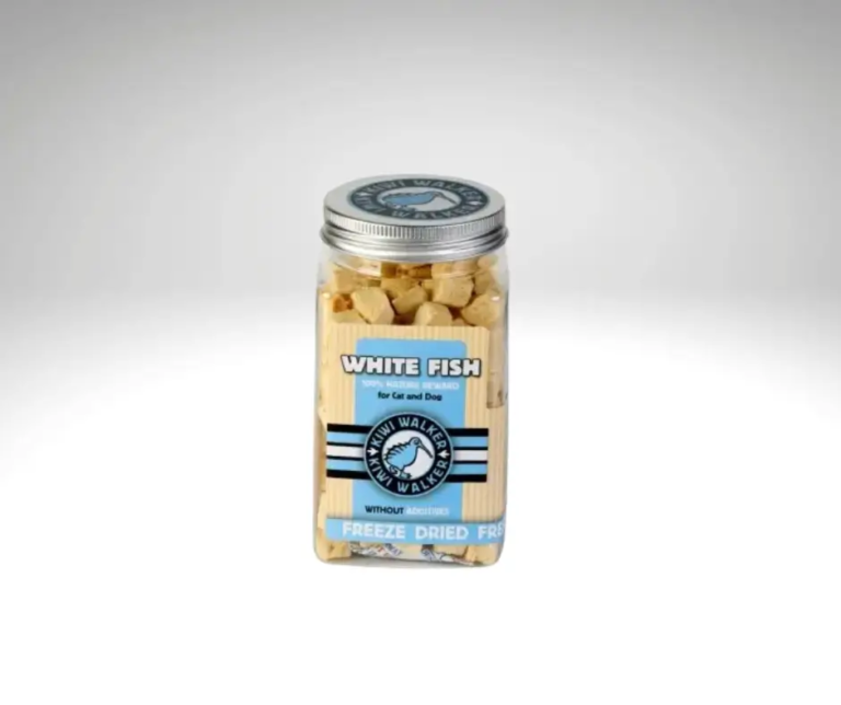 Pot de friandises lyophilisées au poisson blanc Kiwi Walker pour chiens et chats, posé sur un fond gris clair.