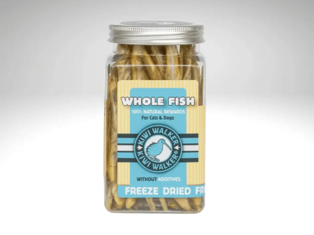 Bocal transparent rempli de petits poissons entiers lyophilisés, avec une étiquette bleue “Whole Fish” et un couvercle en métal.