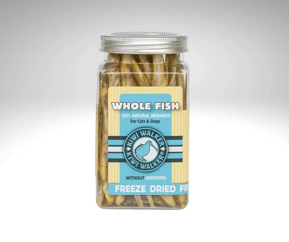 Bocal transparent rempli de petits poissons entiers lyophilisés, avec une étiquette bleue “Whole Fish” et un couvercle en métal.