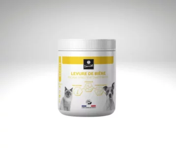 Pot blanc de levure de bière pour animaux avec étiquette jaune et illustrations de chiens et chats.