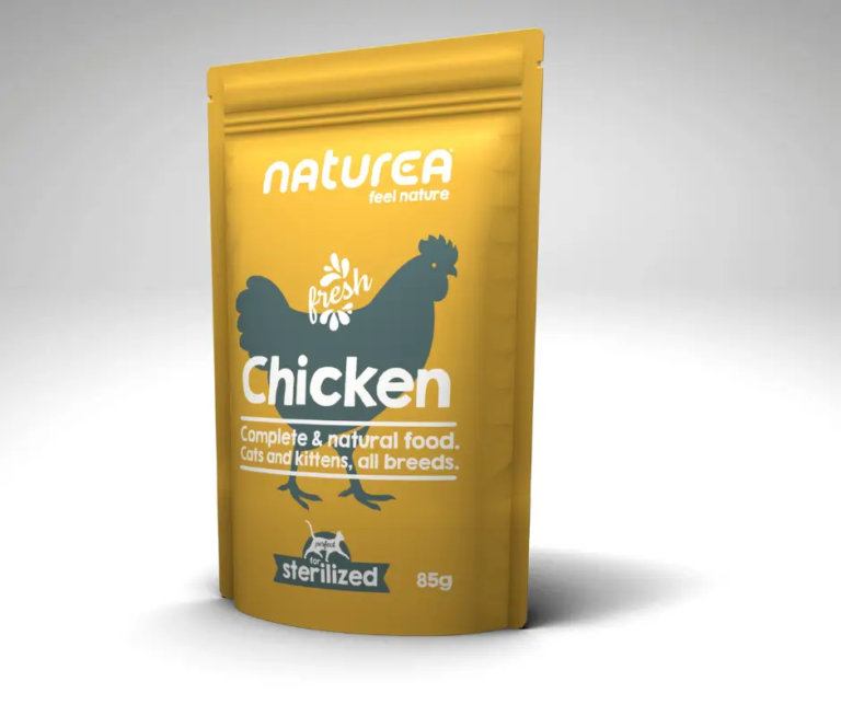 Sachet de pâtée Naturea au poulet pour chat, posé sur un fond gris clair.