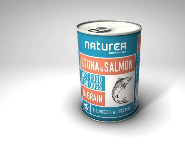 Boîte de pâtée Naturea Thon & Saumon pour chien, posée sur un fond gris clair.