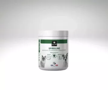 Pot blanc de spiruline pour animaux avec étiquette verte et silhouettes de chiens et chats en illustration.