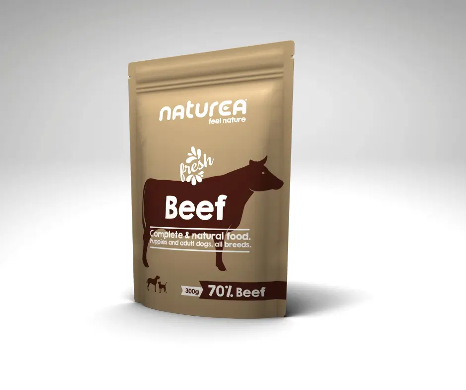 Ein Sachet Naturea Beef Hundefutter, platziert auf hellgrauem Hintergrund.