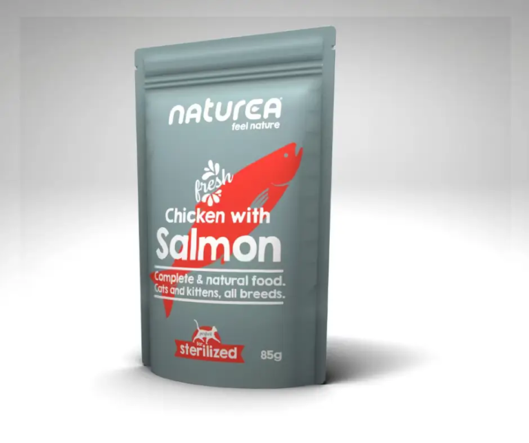 Sachet de pâtée Naturea Poulet Saumon pour chat, posé sur un fond gris clair.
