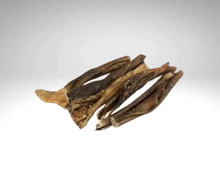 Peaux de cerf séchées de 30 cm regroupées sur un fond gris clair.