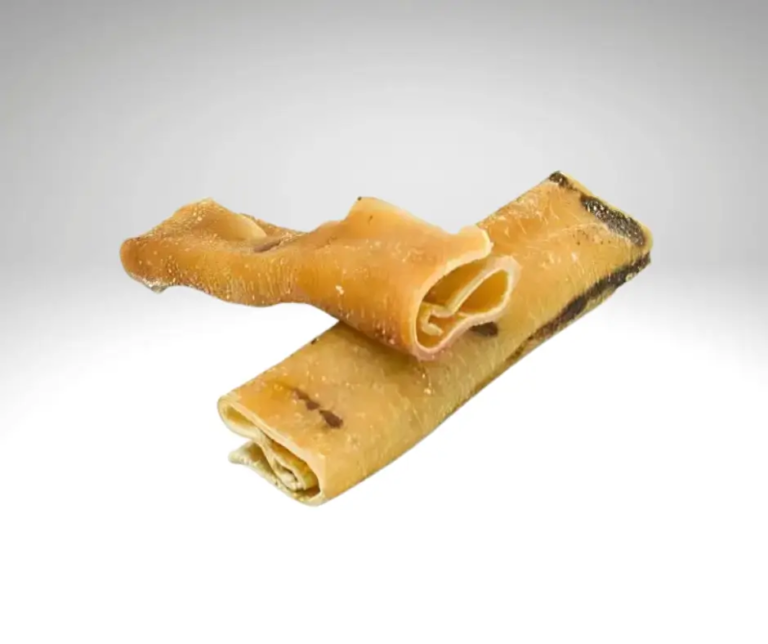 Deux rouleaux de peau de porc séchée, de couleur beige doré, posés l’un sur l’autre.