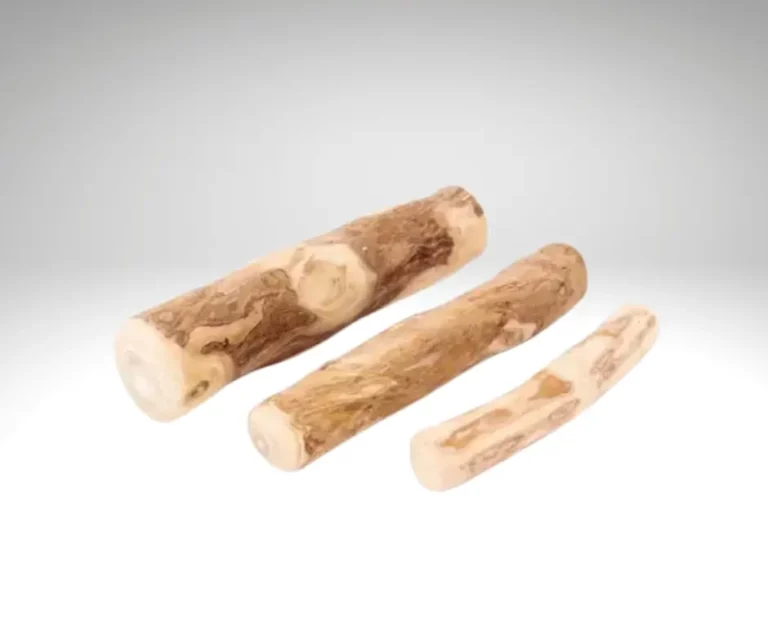 Drei Kauknochen aus Kaffeeholz in verschiedenen Größen für Hunde, auf hellem Hintergrund platziert.